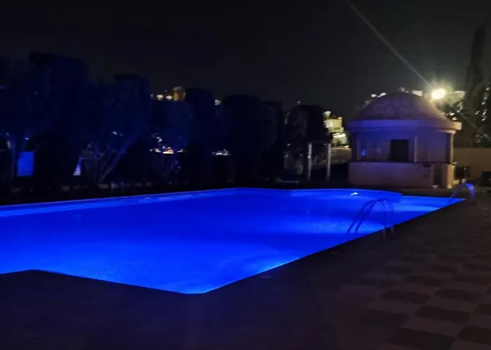 Queens Gardens 104 アパート *