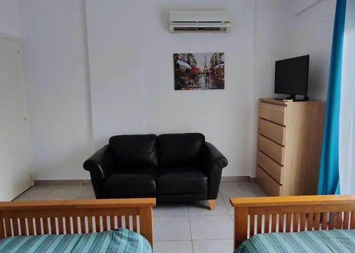 Queens Gardens 104 *