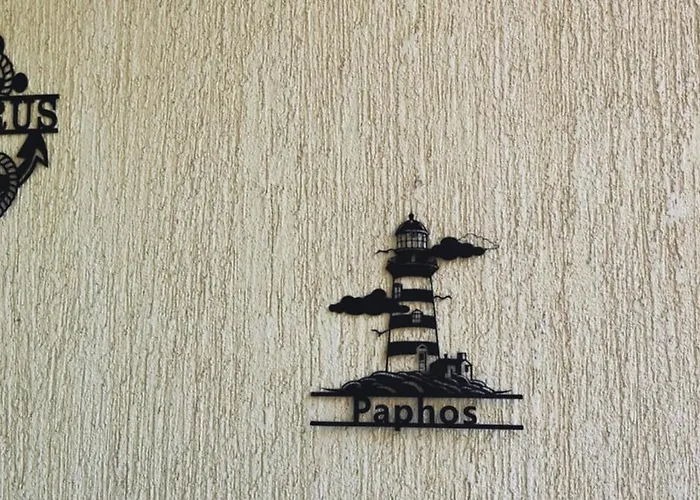 Queens Gardens 104 *