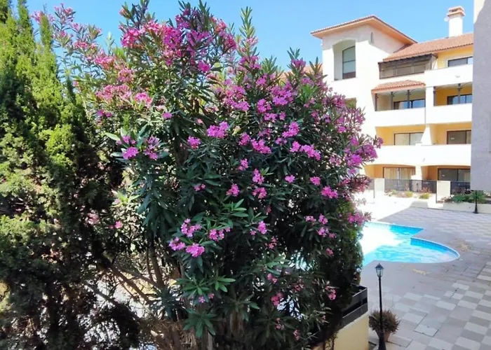 Queens Gardens 104 *