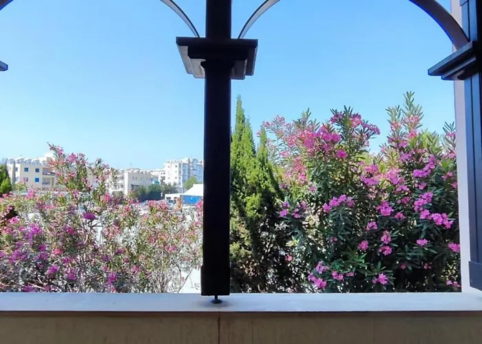 Queens Gardens 104 パ フォス