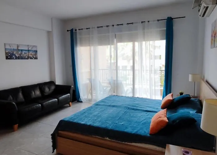 Queens Gardens 104 アパート