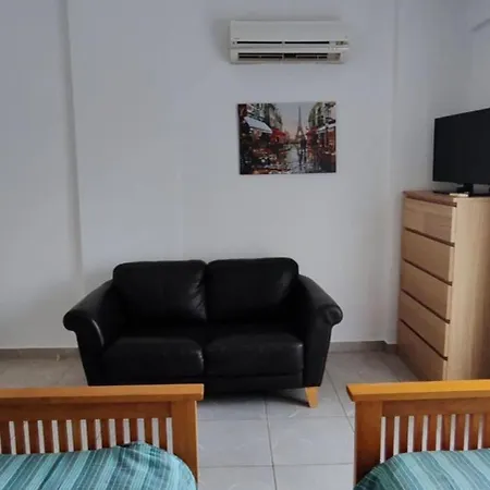 Queens Gardens 104 *